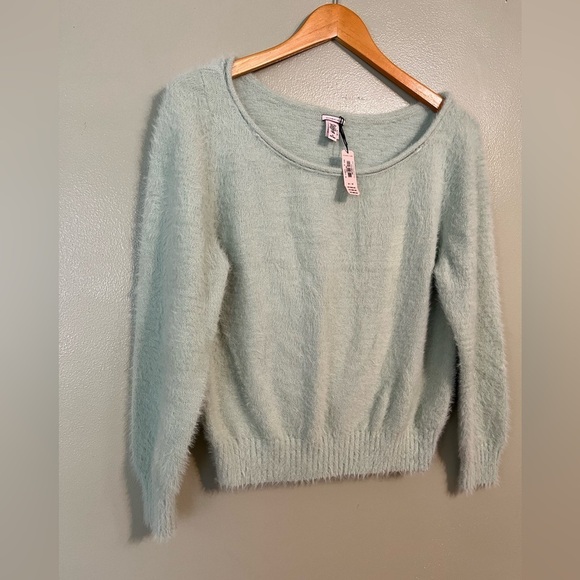 Victoria Secret Womens Green Fuzzy Long Sleeves Crop Pullover Sweater M NWT - Picture 4 of 10
